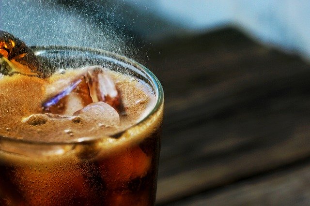 Vaso de refresco de cola con hielo