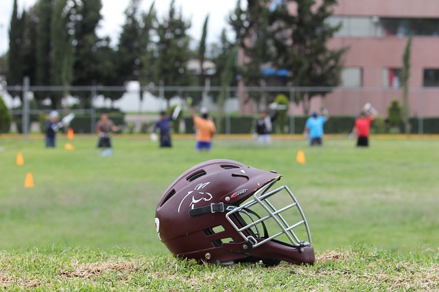 Casco del equipo de futbol americano del ipn sobre el pasto