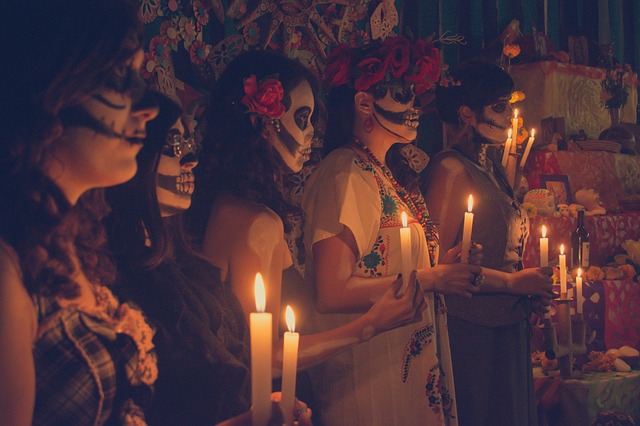 Catrinas con velas en las manos